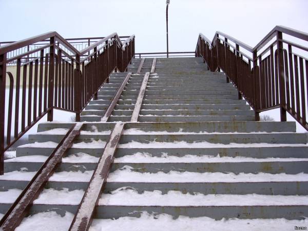 Пешеходный мост через железнодорожный переезд