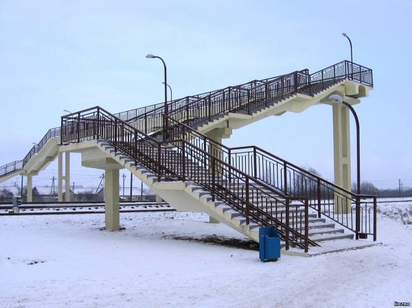 Пешеходный мост через железнодорожный переезд