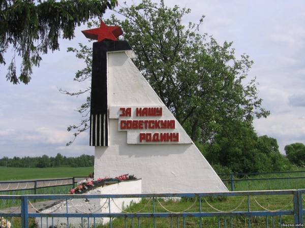Монумент невдалеке от д. Смородино