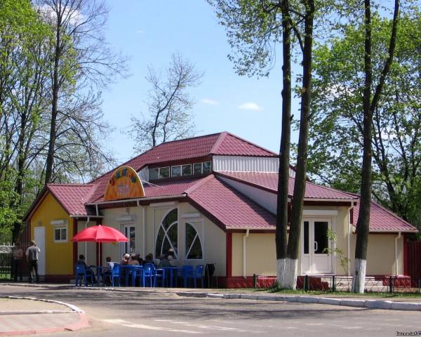 Распахнуло двери кафе «Семейное»